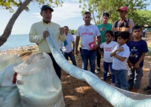 Ministro de Ecosocialismo Josue Lorca encabezó despliegue de saneamiento en las orillas del Lago de Maracaibo