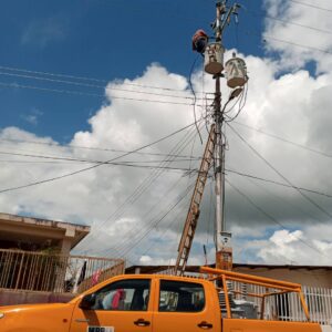 Corpoelec realizó instalación de equipos de distribución eléctrica para ofrecer un servicio de calidad en la región zuliana