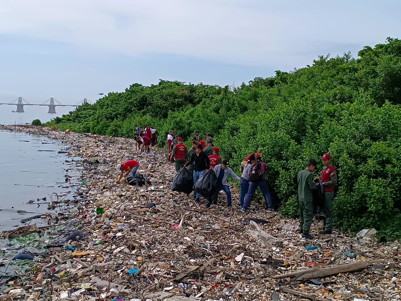 Comisión Presidencial para el Rescate del Lago de Maracaibo desplegó saneamiento y limpieza en la comunidad Danilo Anderson