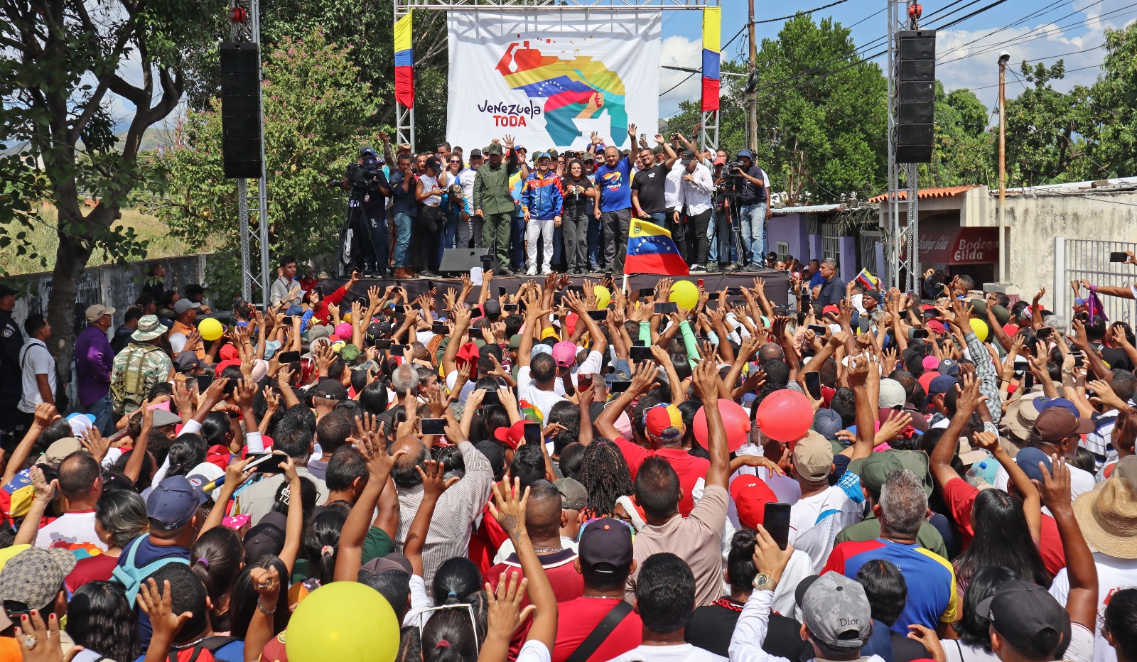 Marea tricolor recorrió calles de Los Guayos en defensa del Esequibo