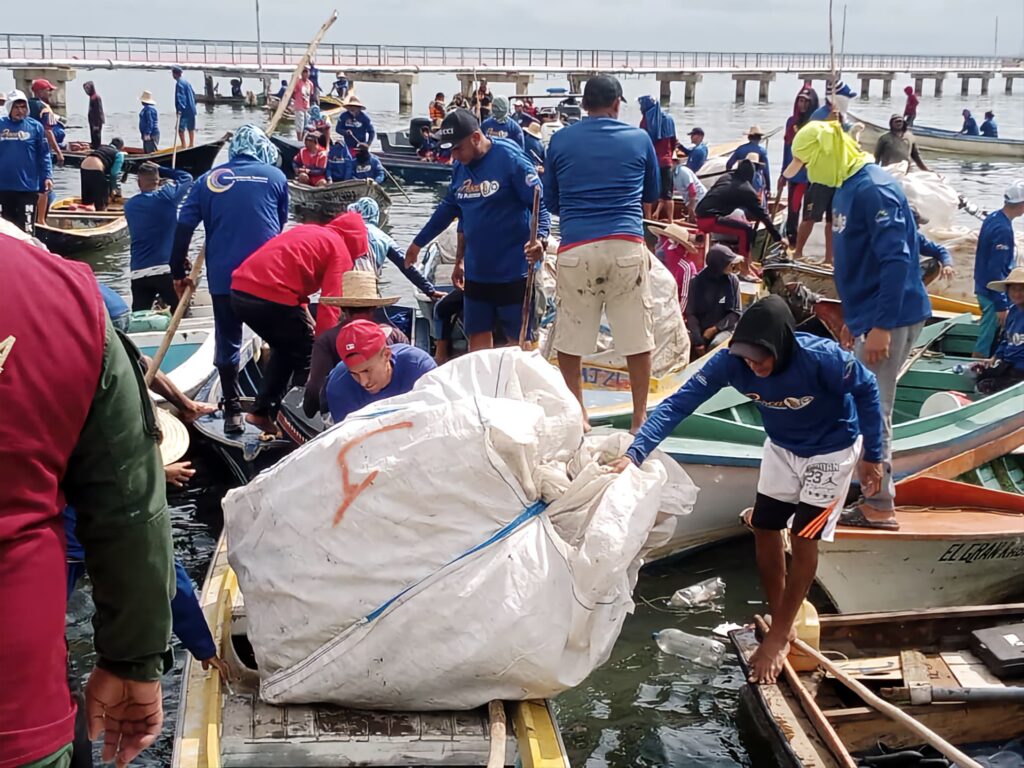 Zulia: Programa Nacional Pesca tu Plástico continúa desplegado en el estuario marabino