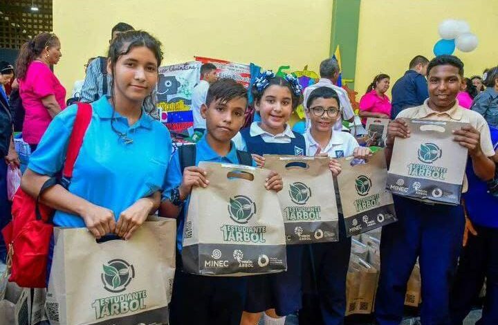 Zulia: Programa "Un Estudiante, un Árbol" entrega 460 kits de semillas