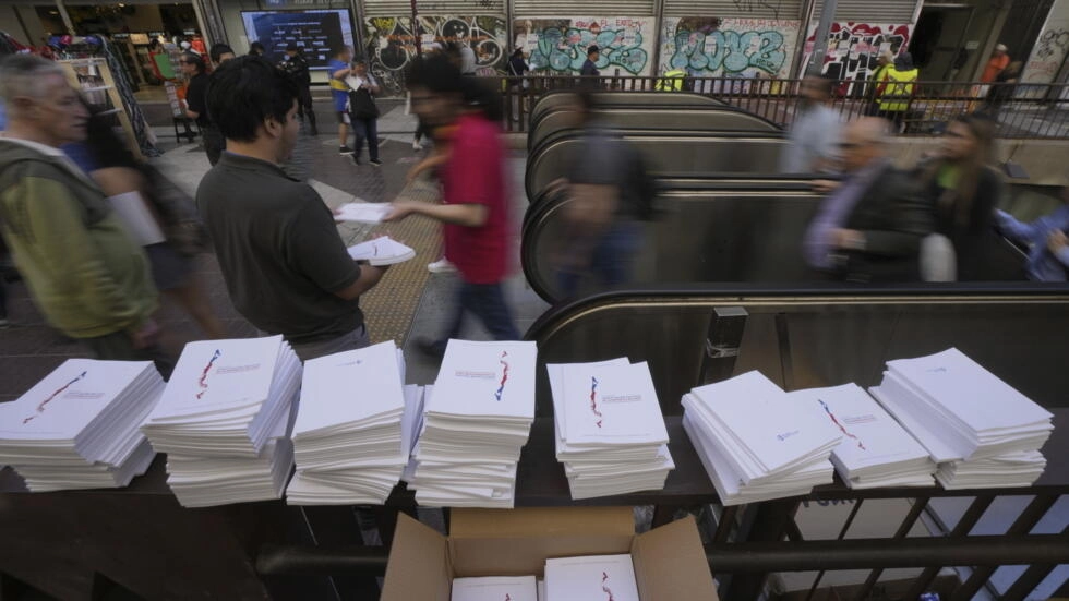 Chile: el texto del proyecto de nueva Constitución se entrega en el metro de Santiago