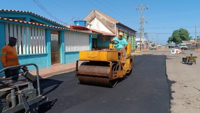 Plan de vialidad se despliega en Sinamaica con la aplicación de 100 toneladas de asfalto