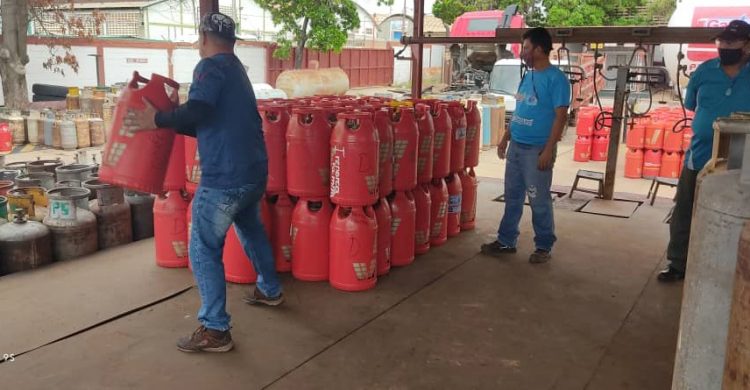 En el municipio Almirante Padilla se desplegó jornada de distribución de gas doméstico por cilindro