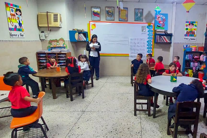 Zulia: Estudiantes regresaron a las aulas de clases desbordando los espacios educativos