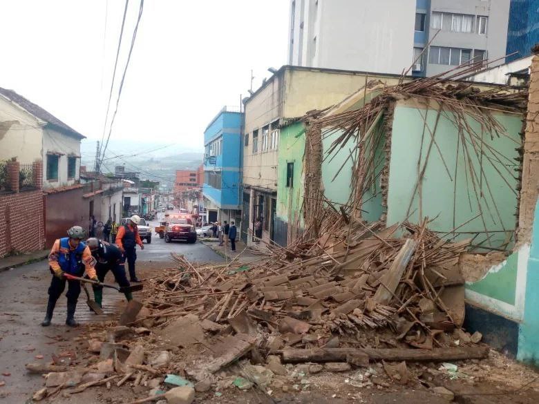 Colapsa estructura por fuertes lluvias en San Cristóbal Yvke Mundial