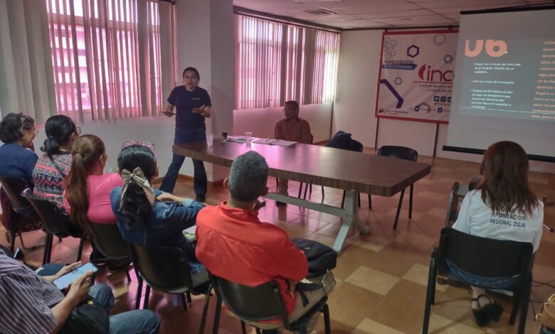 Dictan taller de narrativa y redes a comunicadores populares en Maracaibo