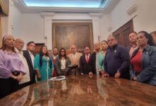 Fracción de concejales y concejalas de Maracaibo consignan expediente ante el Consejo Legislativo del estado Zulia