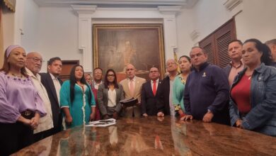 Fracción de concejales y concejalas de Maracaibo consignan expediente ante el Consejo Legislativo del estado Zulia