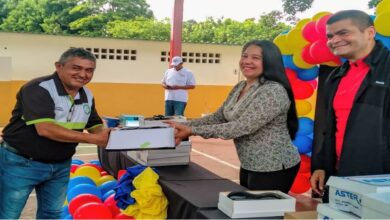 Jornada de atención entrega calzado al docente zuliano