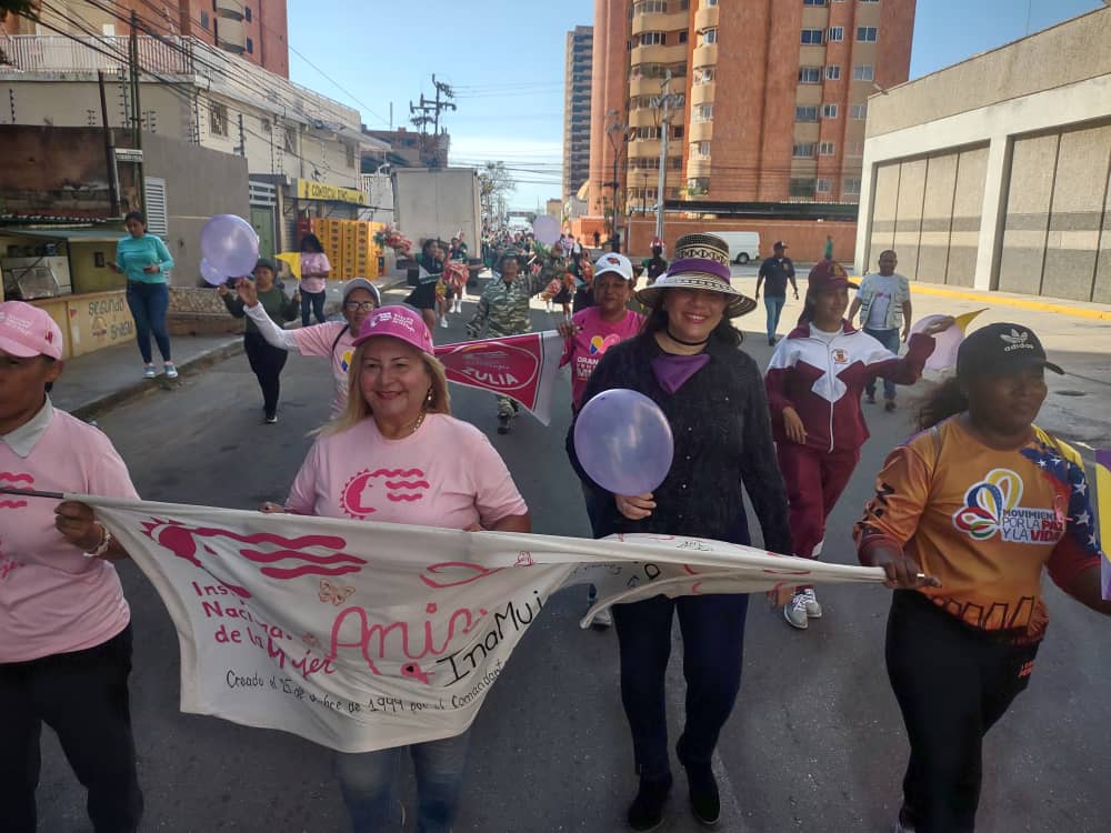 El Instituto Nacional de la Mujer celebró en Maracaibo sus 25 años con una caminata