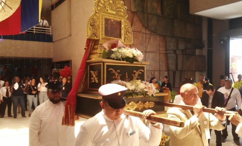 Trabajadores del TSJ Zulia recibieron la visita de la sagrada reliquia de la Virgen del Rosario de Chiquinquirá