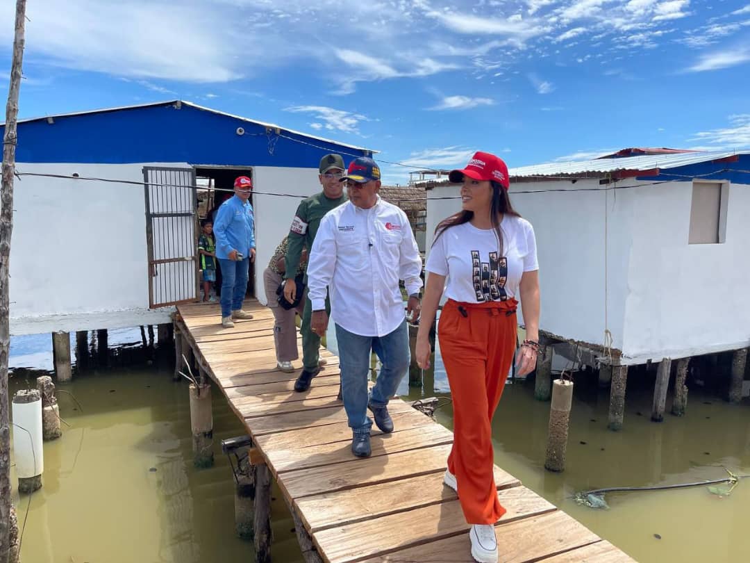 Familias de Santa Rosa de Agua se benefician con la rehabilitación de sus casas y puente peatonal en Maracaibo