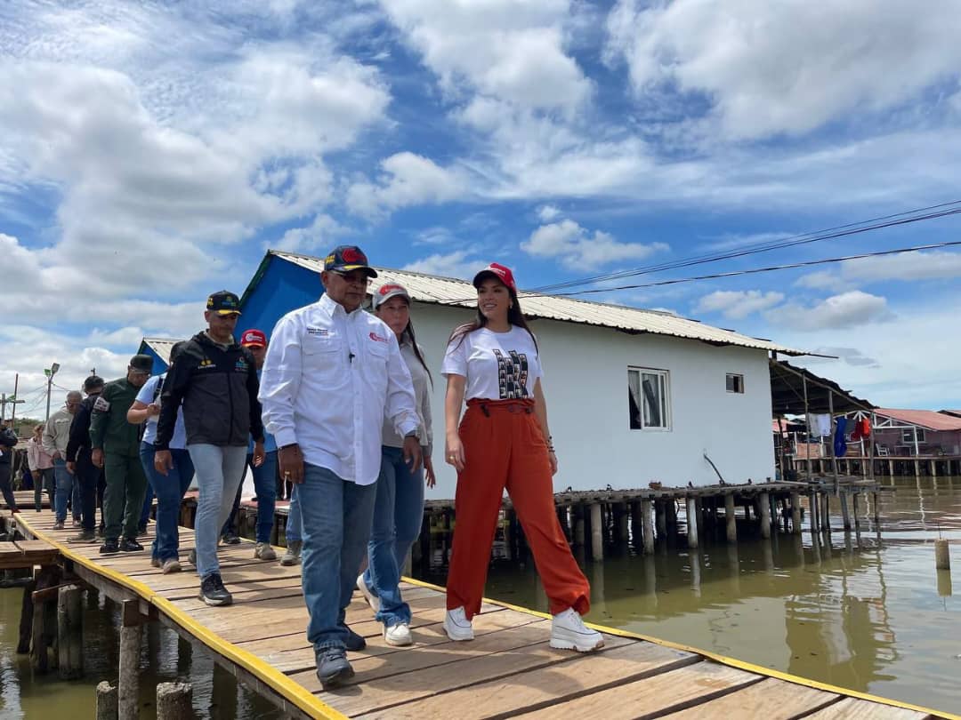 Familias de Santa Rosa de Agua se benefician con la rehabilitación de sus casas y puente peatonal en Maracaibo