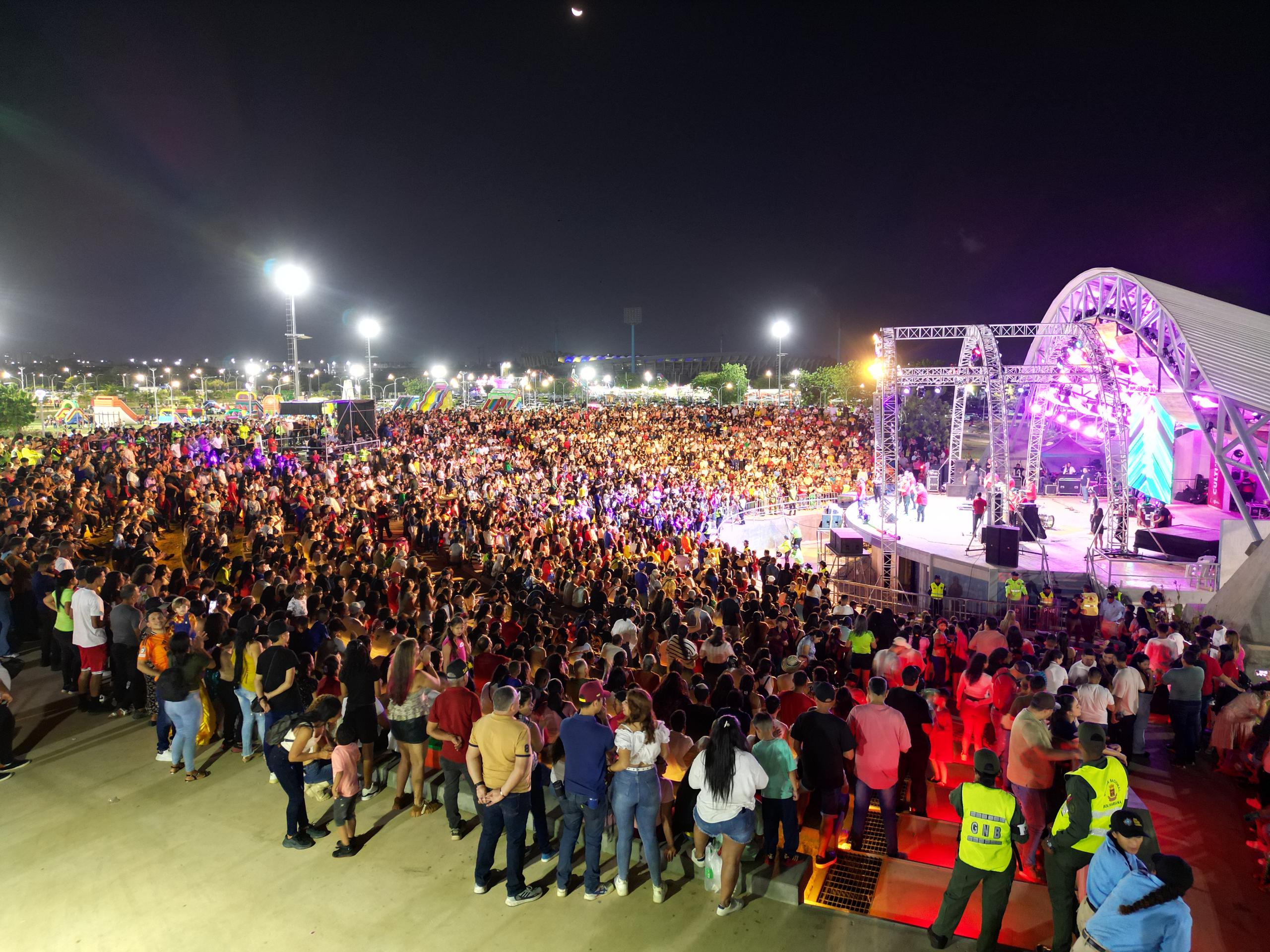 Con lleno total de la Concha Acústica culminó el Carnaval Monumental en el Parque Ana María Campos