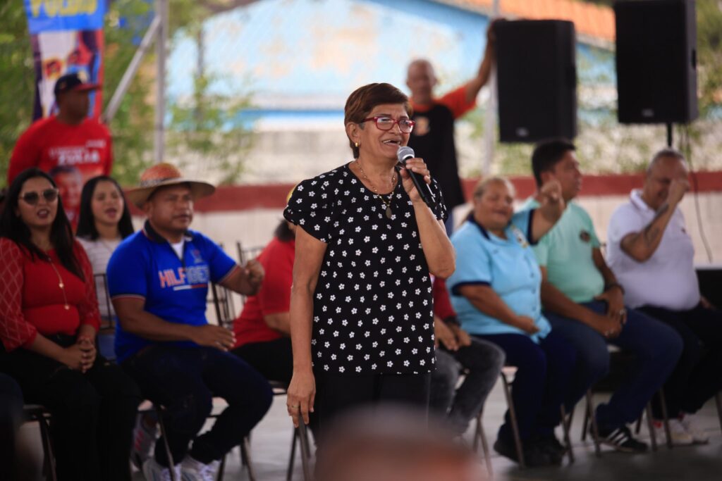 Líderes de la parroquia Cristo de Aranza sostienen encuentro con el candidato de la patria Luis Caldera