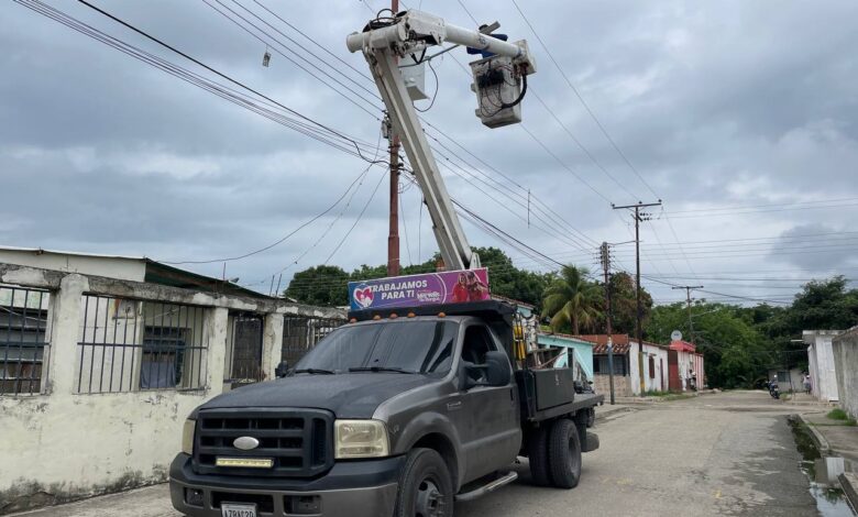 Sustitución de lámparas en sector José Ignacio Acevedo municipio Los Guayos.