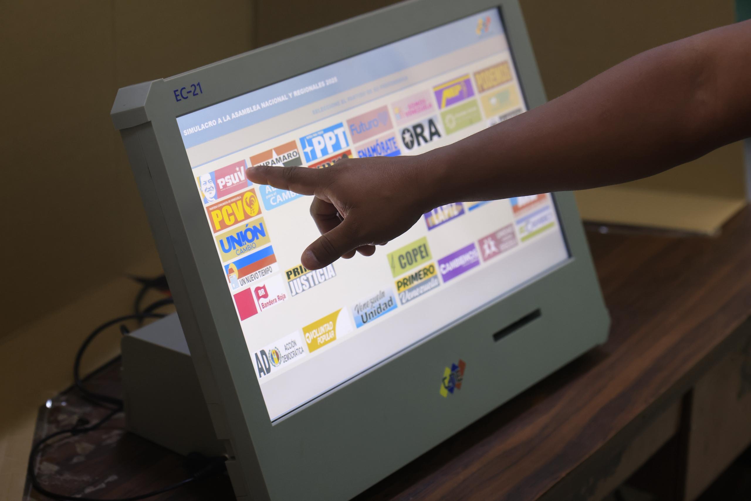 Zulianos acudieron masivamente a las 234 mesas de votación del Simulacro Electoral