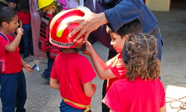 Visita preescolares del CEIM Parque San Esteban al Cuerpo de Bomberos Los Guayos.