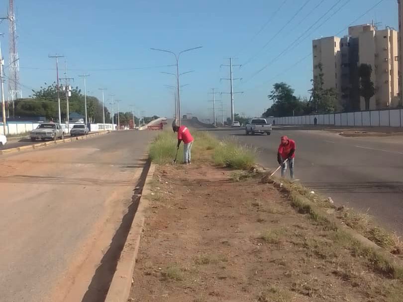 En Maracaibo el IARA despliega cuadrillas de limpieza en el corredor vial Hugo Chávez