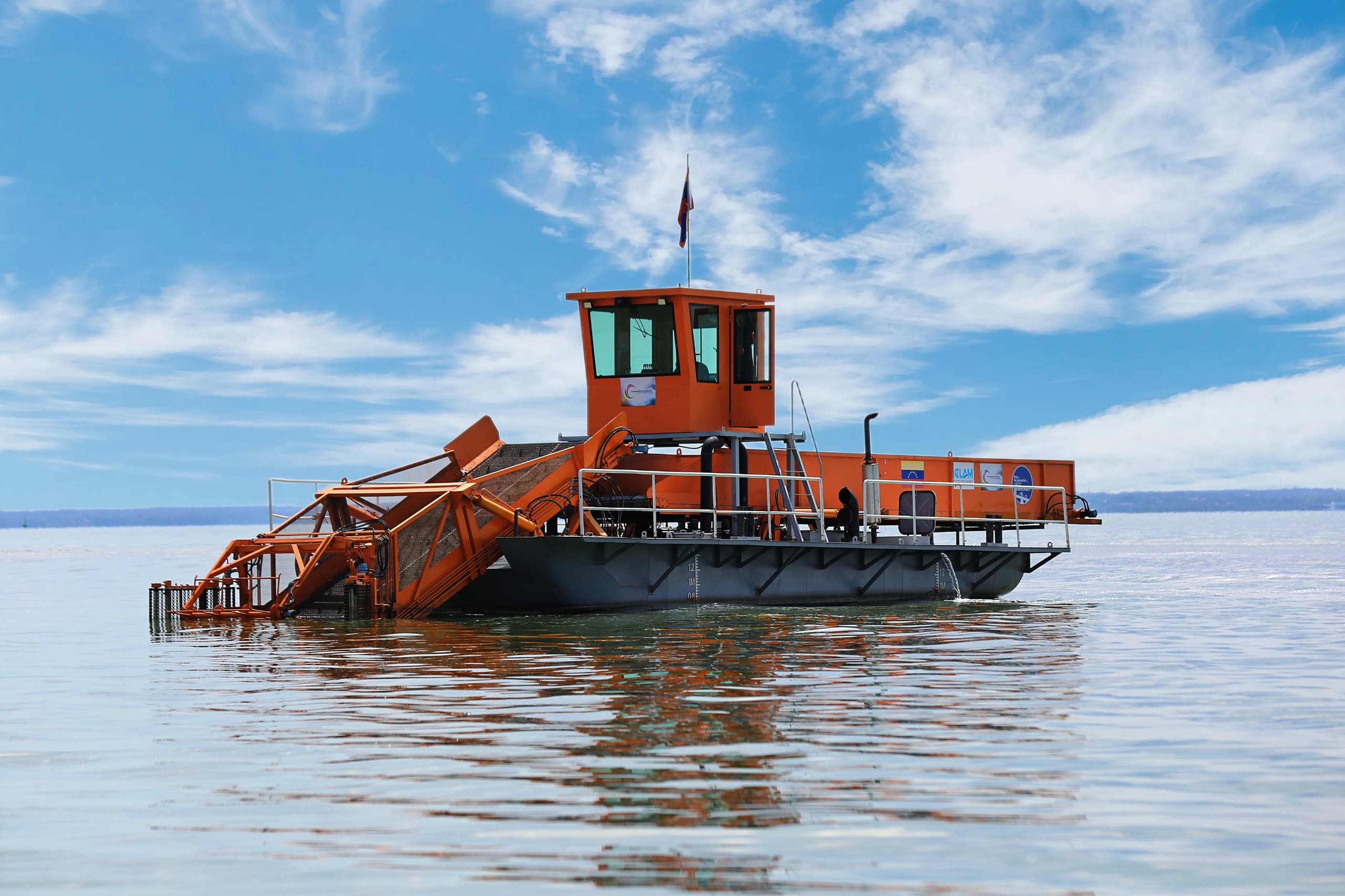 ICLAM realiza jornada de saneamiento en el Lago de Maracaibo con embarcaciones Skimmers de Basura Acuática