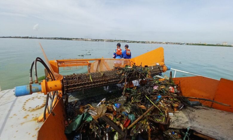 ICLAM realiza jornada de saneamiento en el Lago de Maracaibo con embarcaciones Skimmers de Basura Acuática 