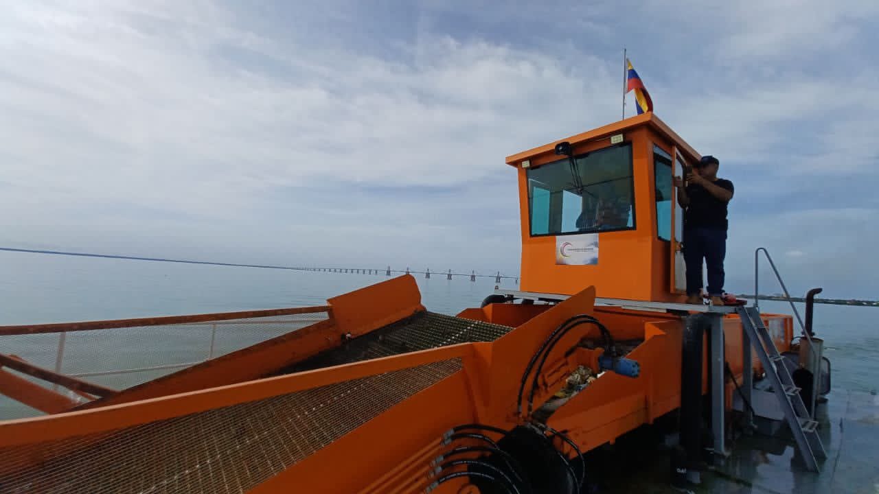 ICLAM realiza jornada de saneamiento en el Lago de Maracaibo con embarcaciones Skimmers de Basura Acuática