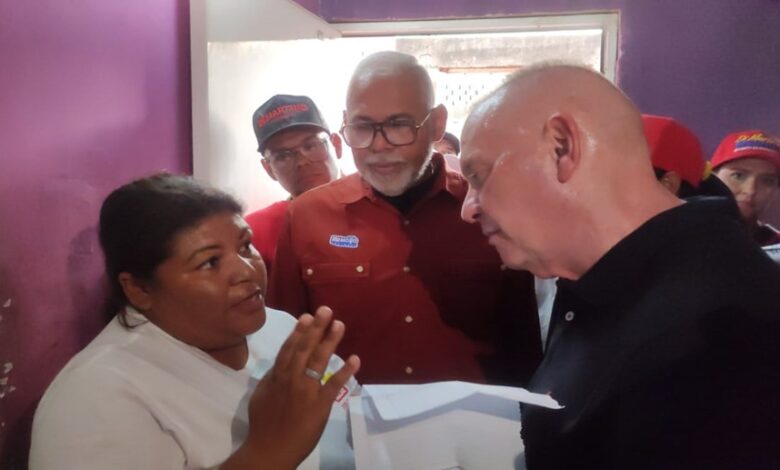 Candidato Gian Carlo Di Martino recorre parroquia Venancio Pulgar en Maracaibo con la visita casa a casa