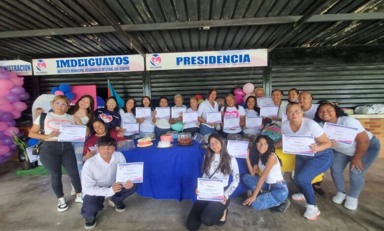 La gestión municipal de Los Guayos, liderada por la alcaldesa Mervelis Moreno de Burgos, entregó certificados a cincuenta y un egresados de los cursos de repostería y sistemas de uña acrílicas.
