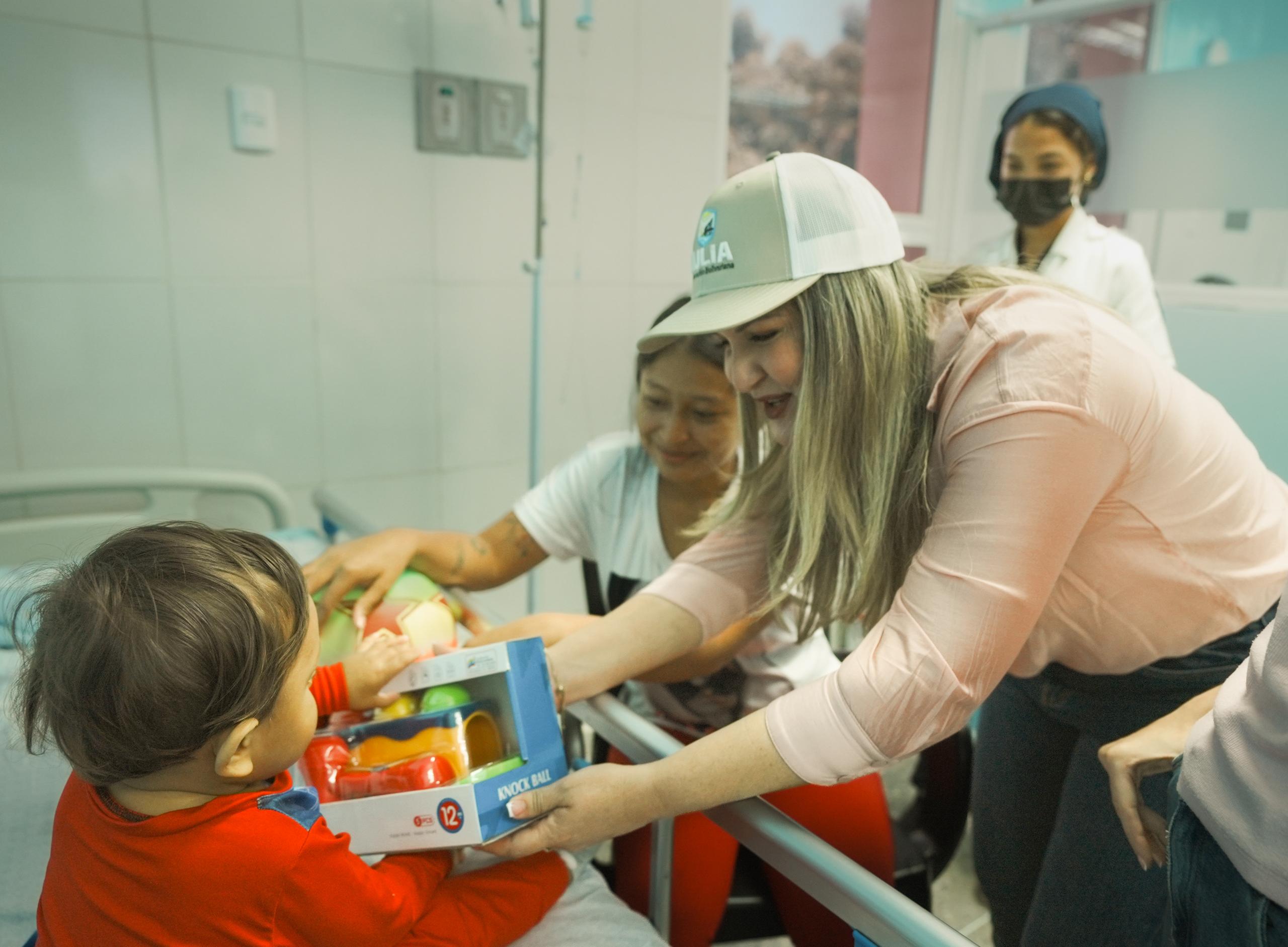 Zulia: Pacientes del Hospital de Niños de Veritas reciben regalos de la Primera Dama