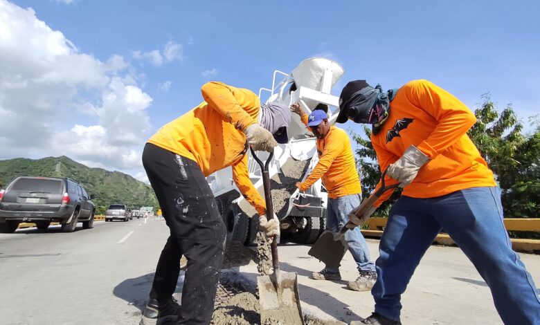 Carabobo (Invialca), avanzan en los trabajos de rehabilitación en diversos tramos del viaducto La Cabrera.