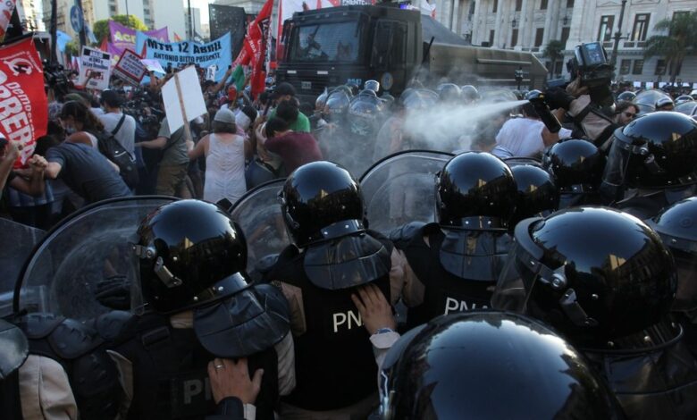 Policía de Argentina a reprime a manifestantes discapacitados