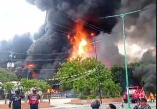Voraz incendio se desarrolló en la industria Provequin en el municipio Los Guayos. Carabobo.