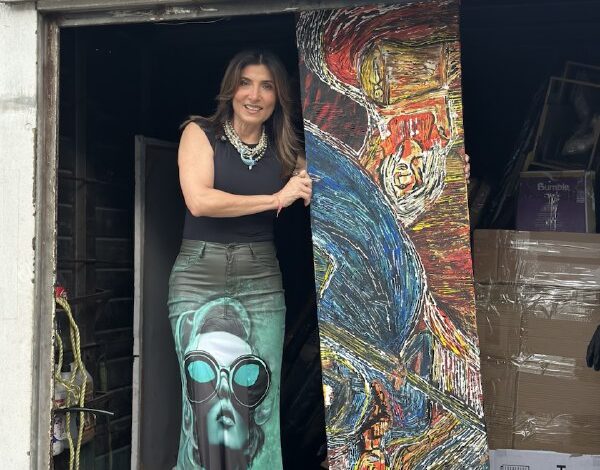 Nancy de Lacava, recibió las obras procedentes de Falcón, Mérida y Zulia, que participarán en el "67 Salón Arturo Michelena" Museo de la Cultura.