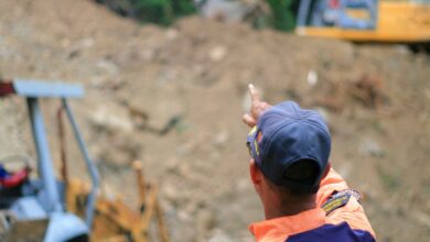 la Gobernación del estado Carabobo, avanzan en las labores de remoción de escombros en Las Trincheras, a la altura del sector El Salto.