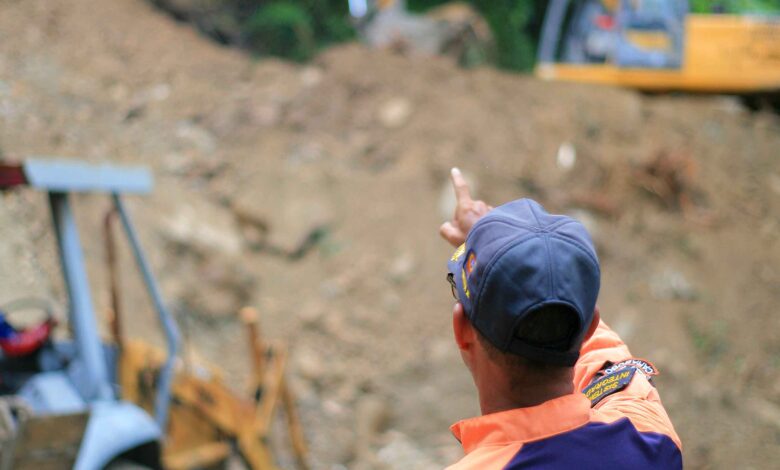 la Gobernación del estado Carabobo, avanzan en las labores de remoción de escombros en Las Trincheras, a la altura del sector El Salto.