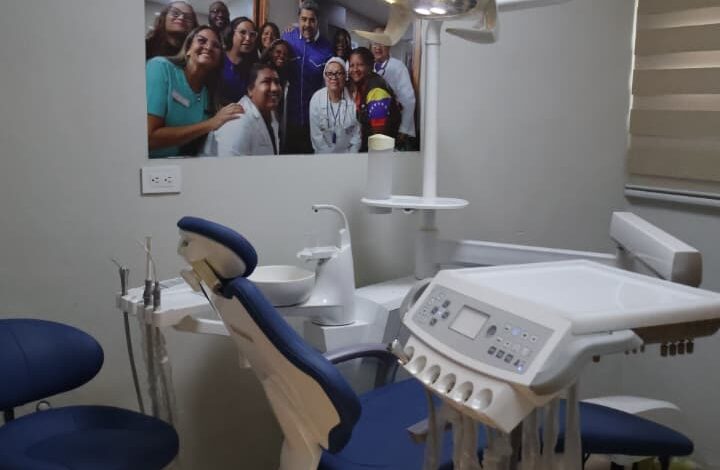 la Comuna Socialista "General Bartolomé Salom" de la parroquia Juan José Flores, cuenta con una moderna silla odontología de alta tecnología.