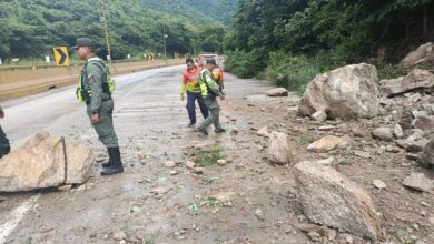 (Invialca), realizó trabajos de remoción de tierra en el kilómetro 184+600 causados por las fuertes lluvias en Valencia-Puerto Cabello.