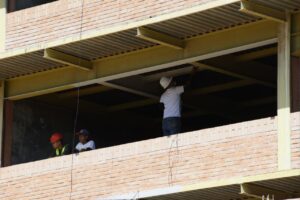 Gobernadora Jhoanna Carrillo supervisa reinicio de obras en la EBB. "La Franja de la Llanada" en el marco del Plan Bricomiles