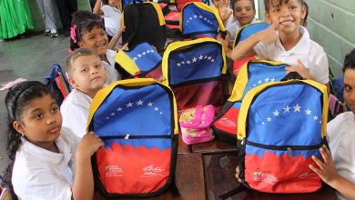 Más de 200 alumnos beneficiados con entrega de bolsos escolares en U.E. Dr. Manuel García de Valencia.