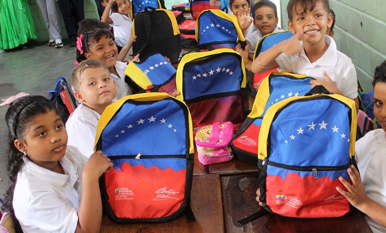 Más de 200 alumnos beneficiados con entrega de bolsos escolares en U.E. Dr. Manuel García de Valencia.