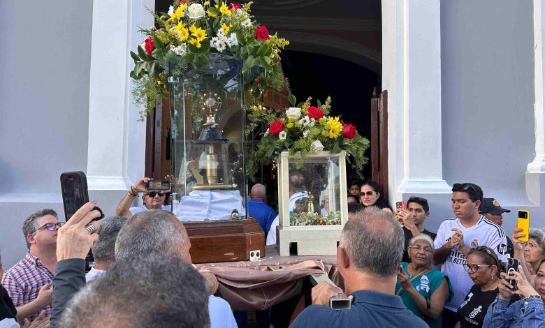 Cientos de feligreses acompañaron peregrinación de reliquias de San Gregorio Hernández y Santa Carmen Rendiles.