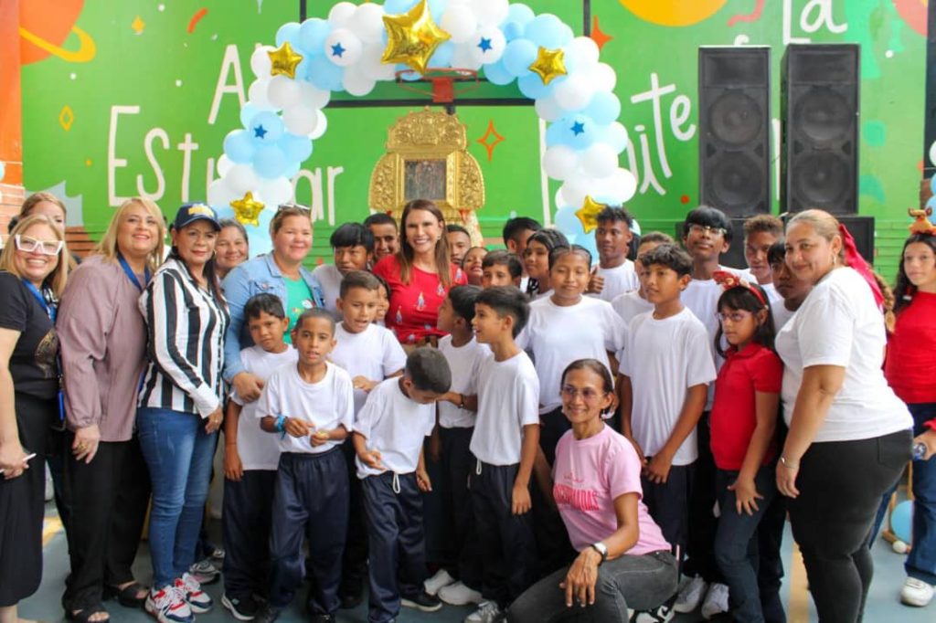 La Chinita bendijo a los niños y niñas de la Fundación Niños del Sol