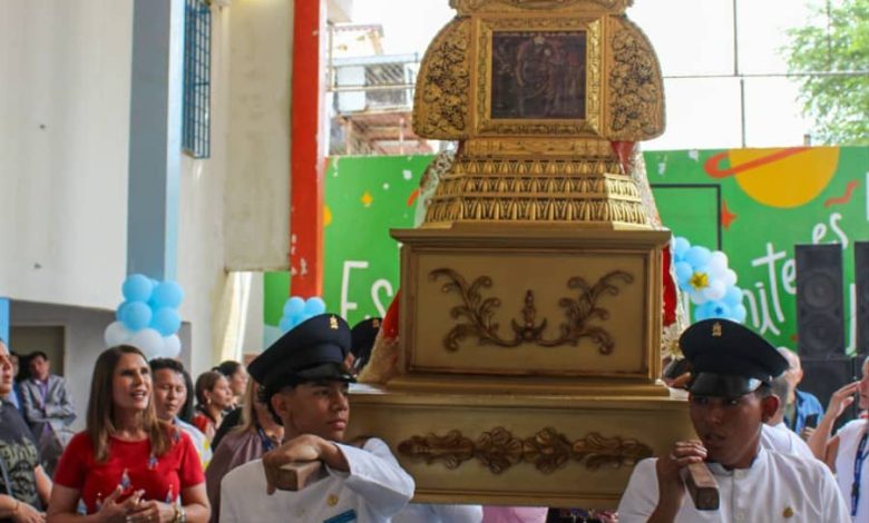 La Chinita bendijo a los niños y niñas de la Fundación Niños del Sol