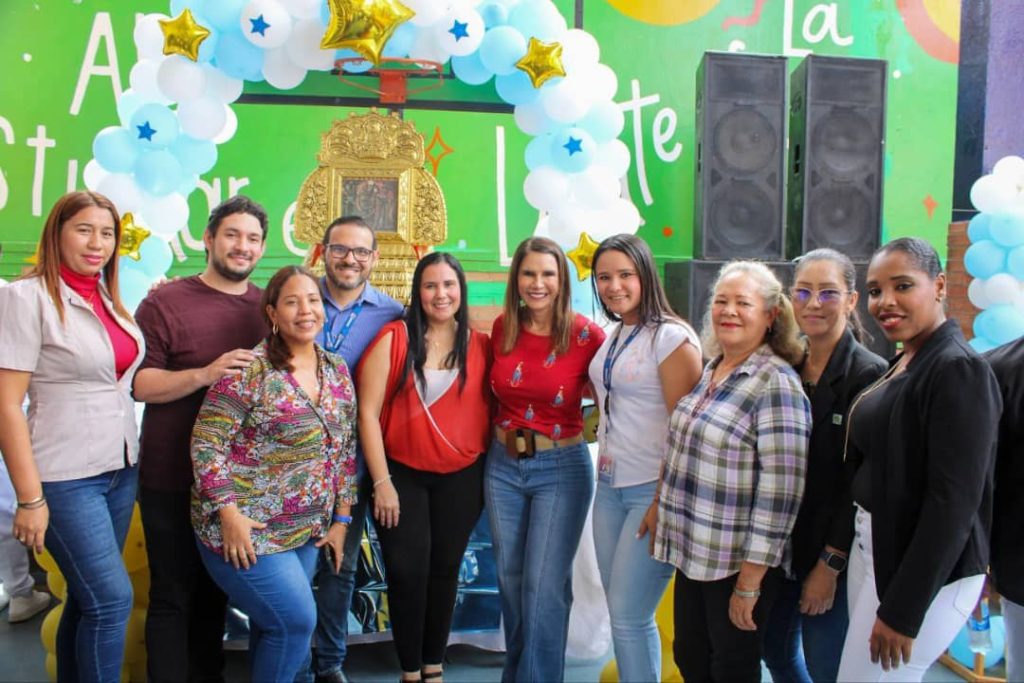La Chinita bendijo a los niños y niñas de la Fundación Niños del Sol