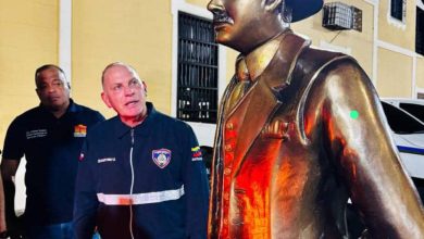 El alcalde Gian Carlo Di Martino recibe la imagen de San Dr. José Gregorio Hernández en la Basílica