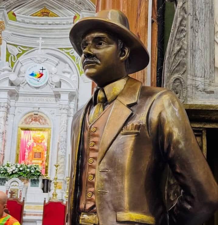 El alcalde Gian Carlo Di Martino recibe la imagen de San Dr. José Gregorio Hernández en la Basílica