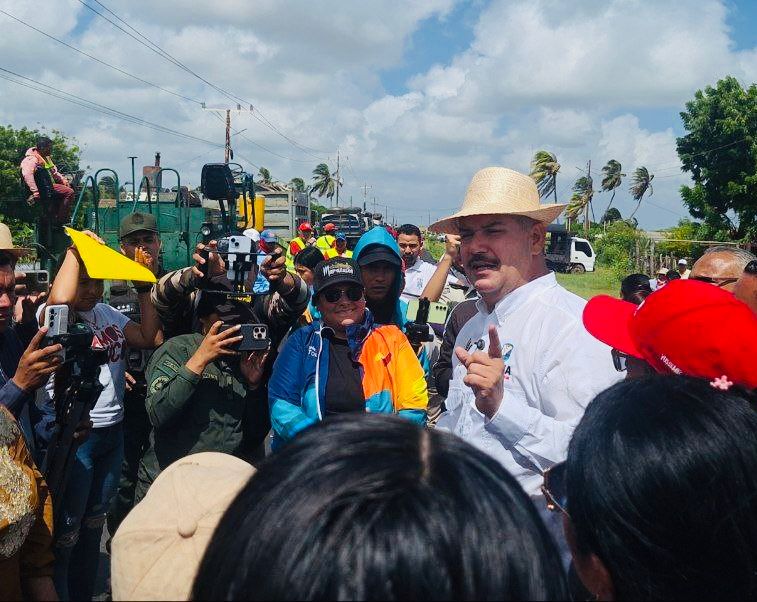 Gobernador Caldera anuncia que antes de Navidad la Guajira venezolana tendrá listos 70 kilómetros de vialidad asfaltada