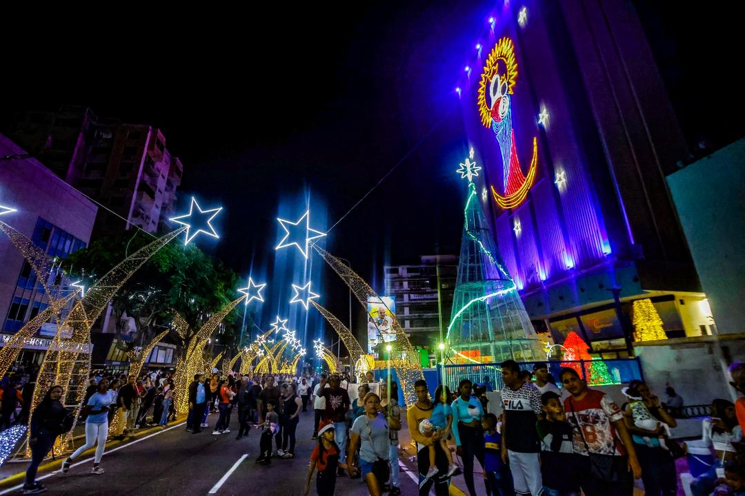 Gobernador Caldera y alcalde Di Martino caminaron junto el pueblo en la avenida Bellavista en su encendido